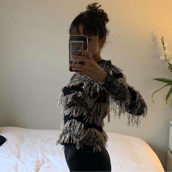 Vintage fringe sweater in perfect condition and super cozy. - Picture 3 of 4
